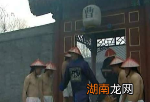 李绂职位比李卫高，为何却要求李卫办事呢？