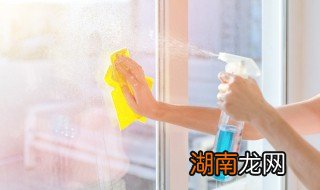 玻璃粘上胶如何清理 玻璃粘上胶的清理方法