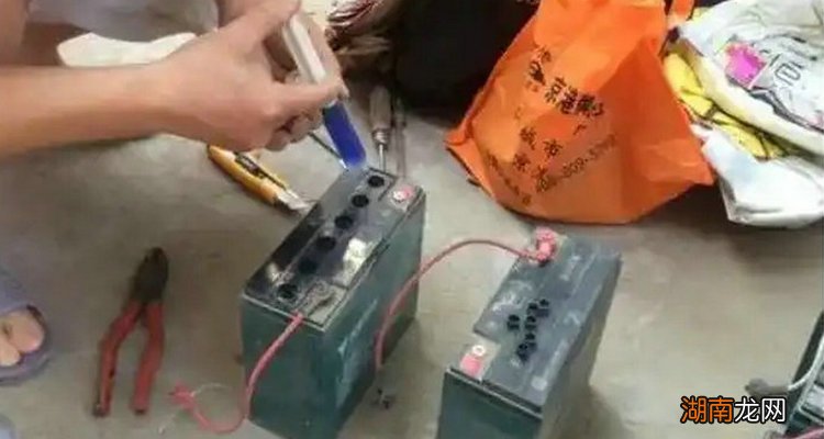 汽车电瓶如何加修复液