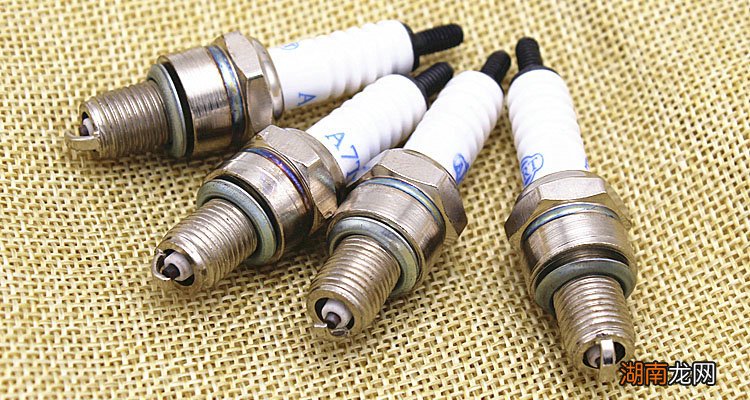 踏板摩托车更换火花塞教程