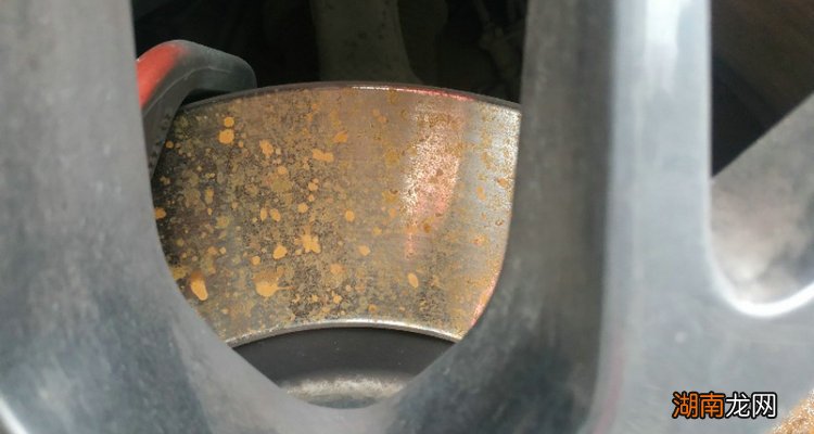 汽车轮胎里面那个圈生锈了要紧吗