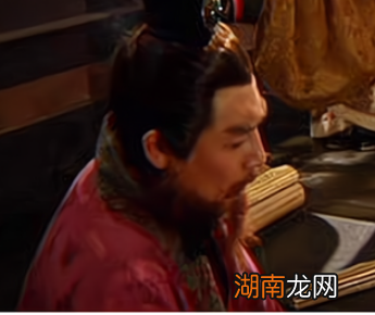 江东大批臣子在赤壁之战前让孙权迎降曹操，是因为什么？