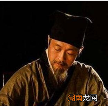 江东大批臣子在赤壁之战前让孙权迎降曹操，是因为什么？