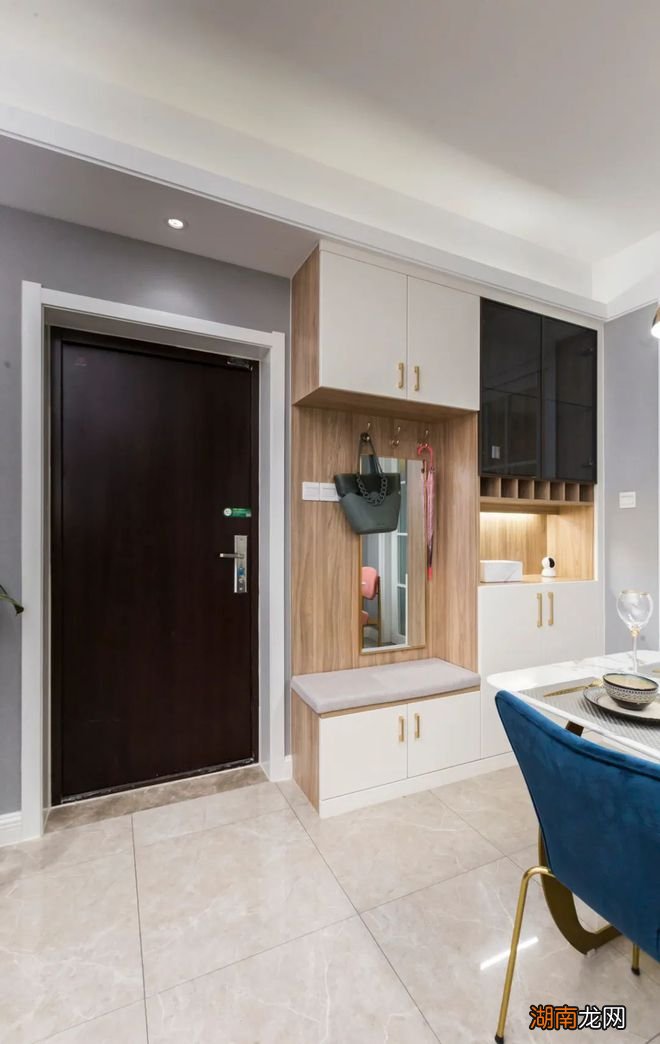 玄关柜整面到顶,收纳足了,但真算起来,还不如局部做高低台好用