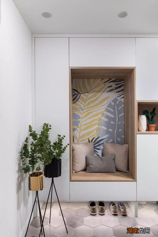 玄关柜整面到顶,收纳足了,但真算起来,还不如局部做高低台好用