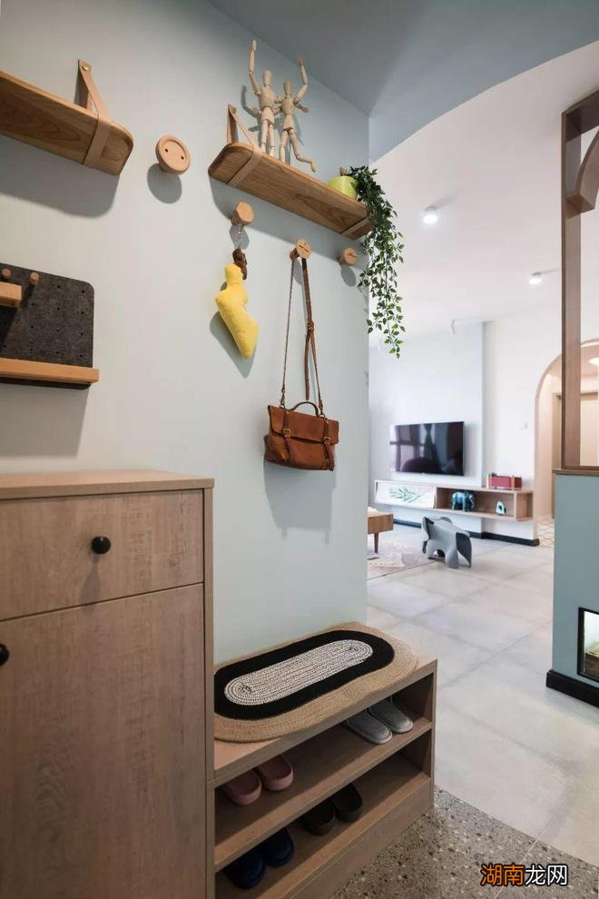 玄关柜整面到顶,收纳足了,但真算起来,还不如局部做高低台好用