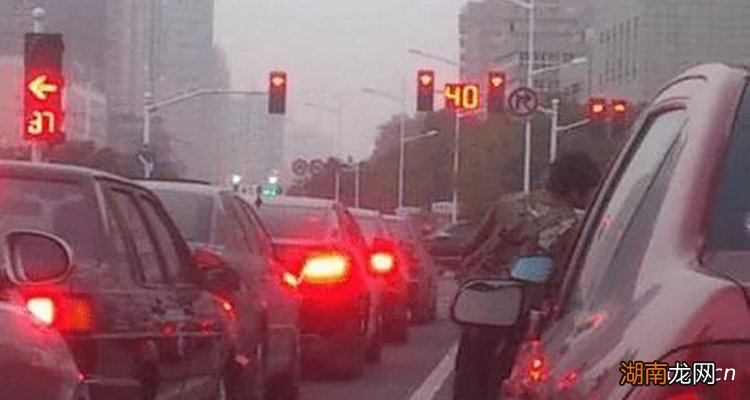 等红灯挂N档还要踩刹车吗