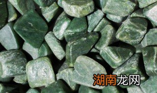 什么样的石头里面可能有翡翠 为什么翡翠在石头里