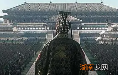 为何秦国的贵族和平民都喜欢黑色的衣服呢？