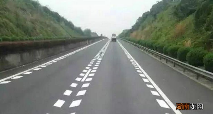 双锯齿状道路标线是什么意思