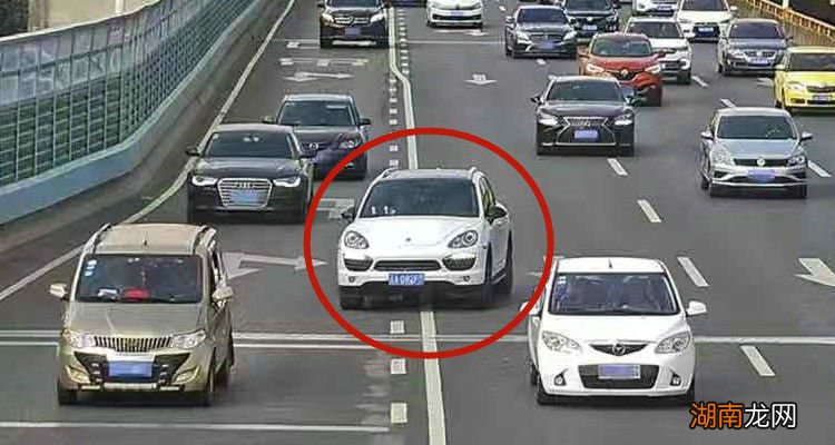 红绿灯路口实线变道怎么处罚