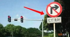 右转没走右转专用车道会扣分吗