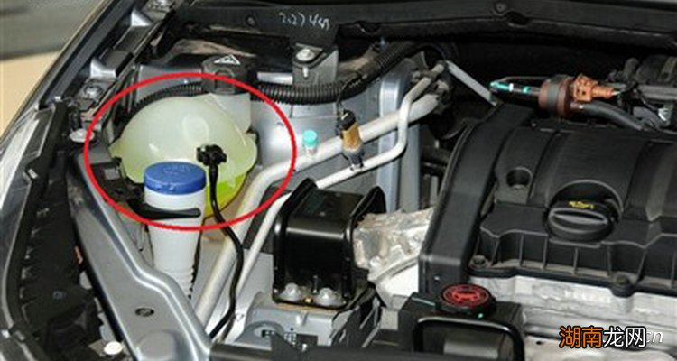 车里的玻璃水怎么排空