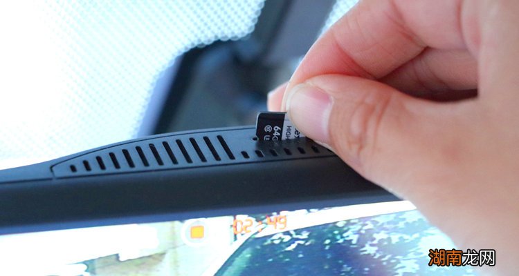 行车记录仪内存卡怎么取出来