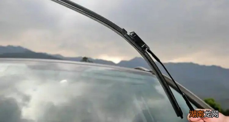 汽车雨刮器多久换一次比较好