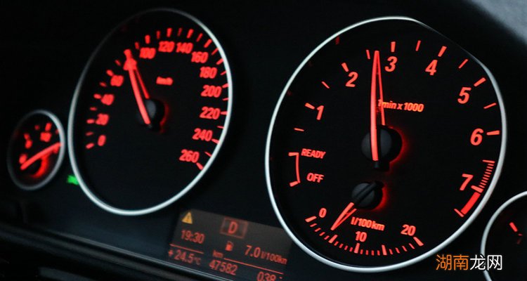 汽车转速表指针上下抖动正常吗