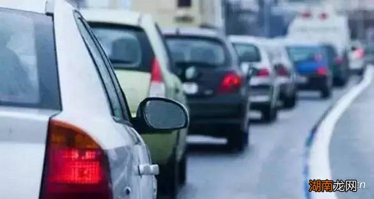 自动挡遇上坡堵车怎么操作