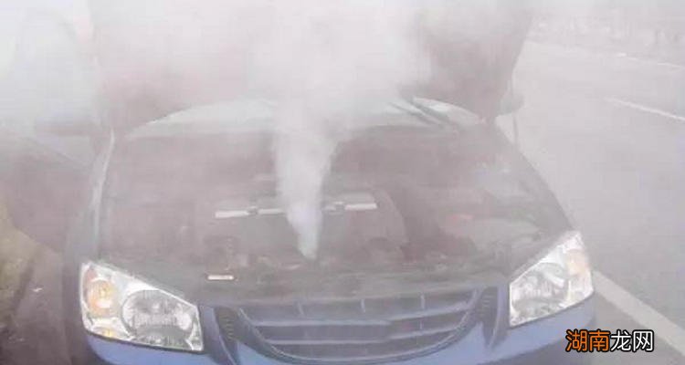 发动机突然冒大量白烟的原因是什么