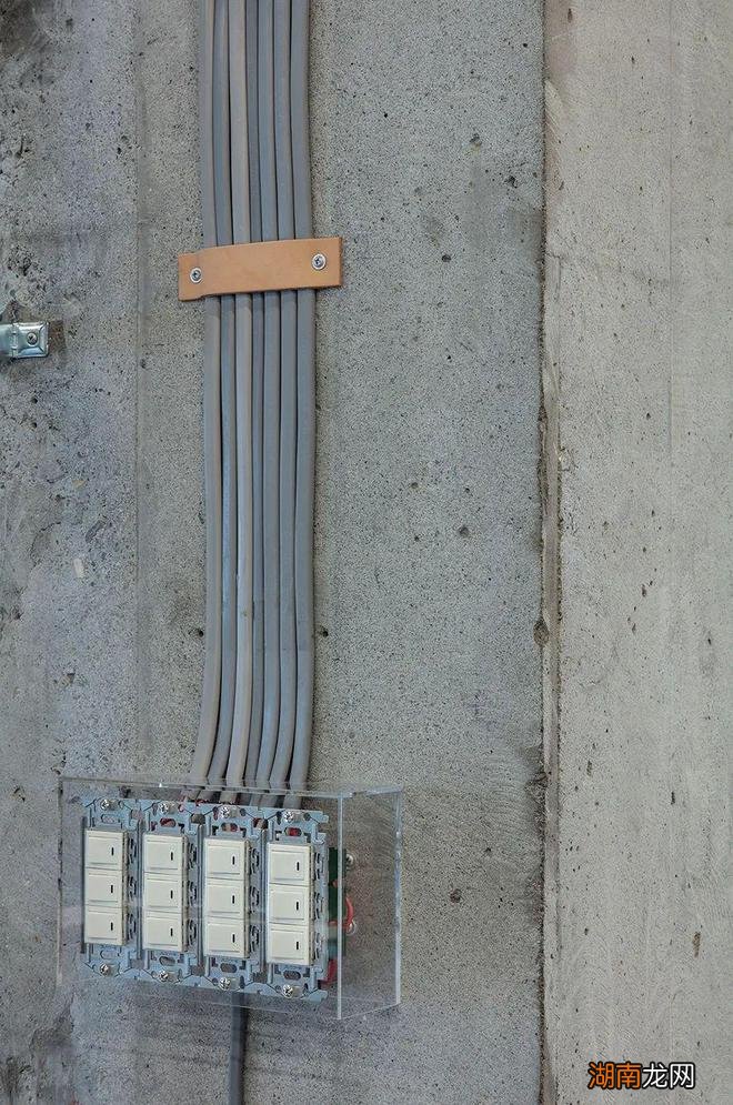 日本这个设计师做完的精装修,竟然是浓浓的「毛坯味道」