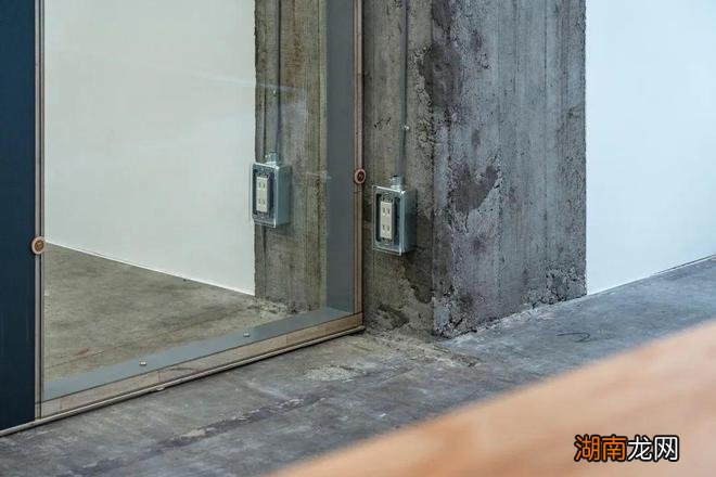 日本这个设计师做完的精装修,竟然是浓浓的「毛坯味道」