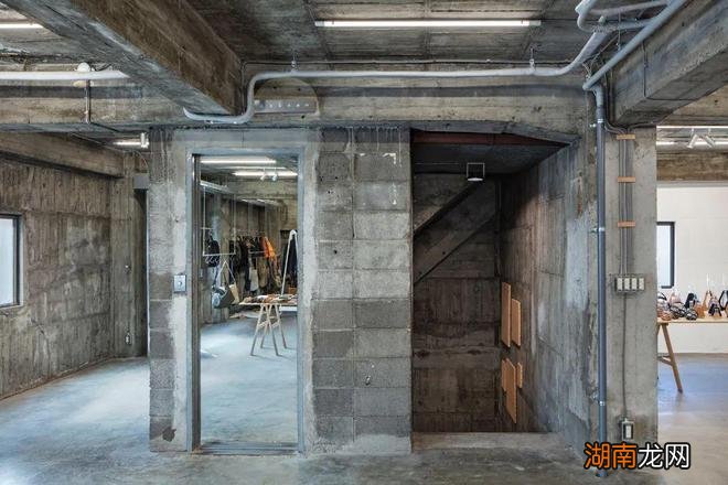 日本这个设计师做完的精装修,竟然是浓浓的「毛坯味道」