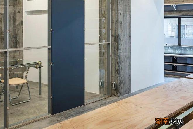 日本这个设计师做完的精装修,竟然是浓浓的「毛坯味道」