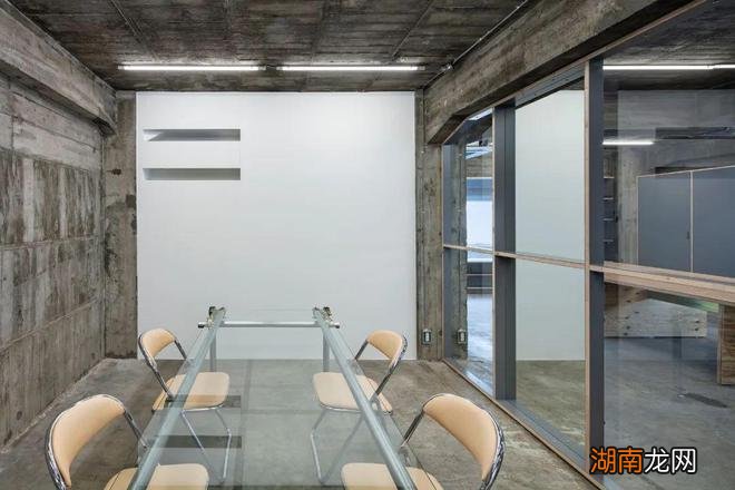 日本这个设计师做完的精装修,竟然是浓浓的「毛坯味道」