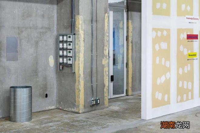 日本这个设计师做完的精装修,竟然是浓浓的「毛坯味道」