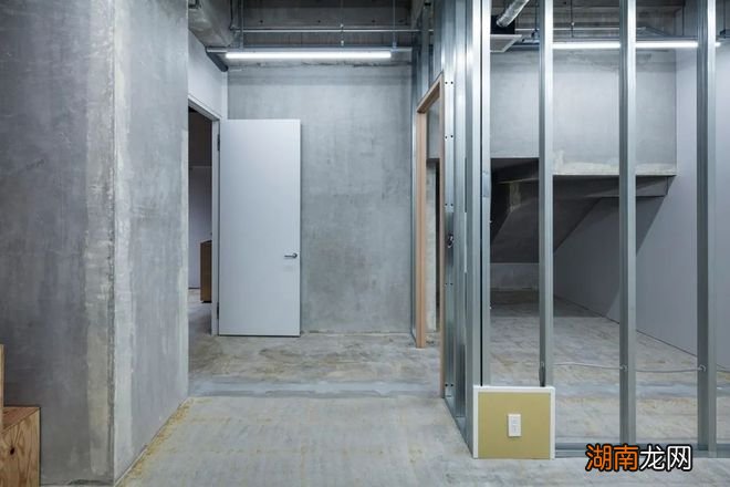 日本这个设计师做完的精装修,竟然是浓浓的「毛坯味道」