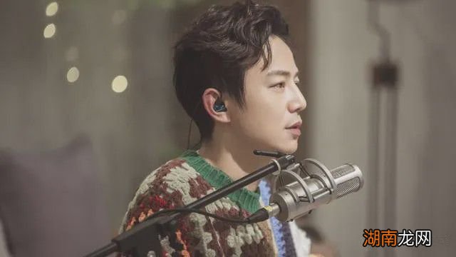 期间我去小区门口接了快递