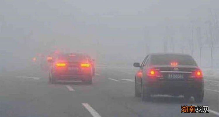 为什么高速堵车要打双闪灯