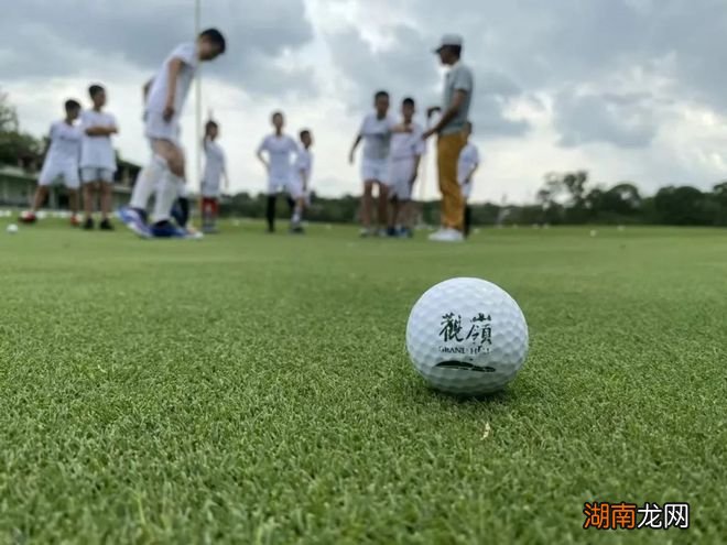 艾葳格兰咖啡厅紧靠湖边