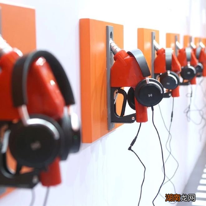 有一名听友在凌晨1时13分留言说:“我感觉自己快要撑不住了