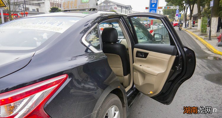 为什么车辆行驶中车门可以打开