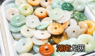 翡翠中有黑点是什么意思 翡翠上面有黑点正常吗