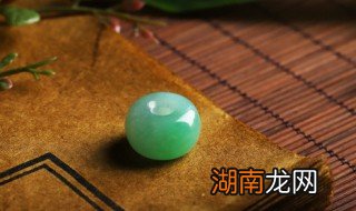 翡翠是什么银镶嵌,银镶翡翠镯子