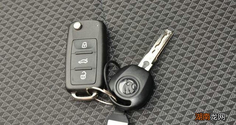 汽车钥匙锁在车内了怎么办