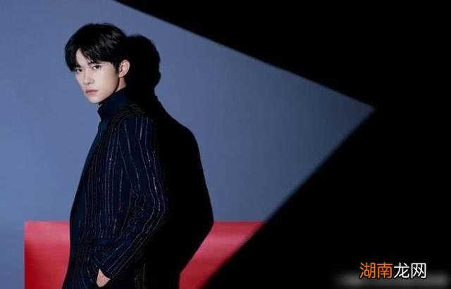 当被问及个人情感问题时易烊千玺诚恳地回答