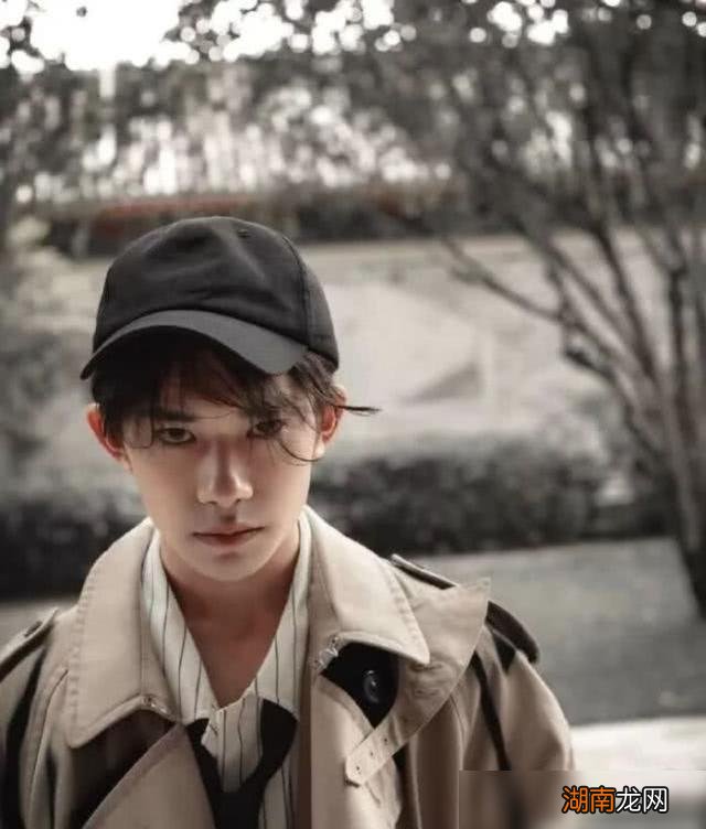 当被问及个人情感问题时易烊千玺诚恳地回答