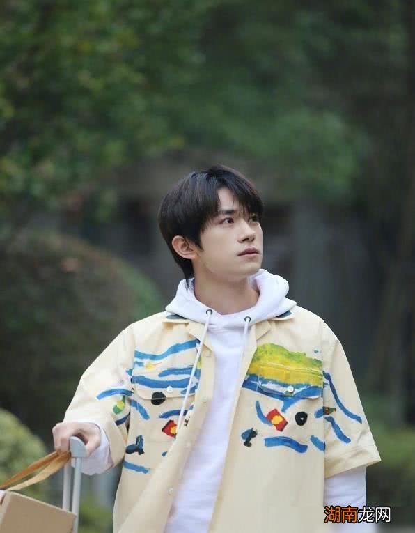 当被问及个人情感问题时易烊千玺诚恳地回答