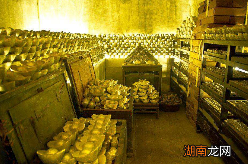 和珅作为清朝有名的贪官，他究竟有多少钱？