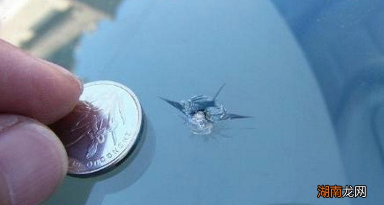 前挡玻璃被砸了个小坑怎么修复