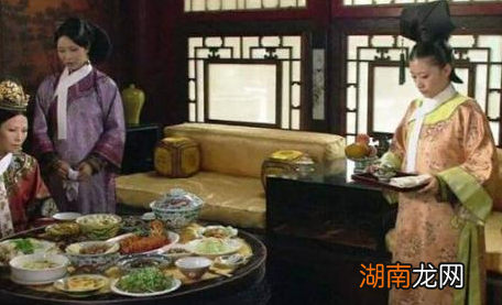 古代下毒为什么要下在酒里 下在茶里不行吗