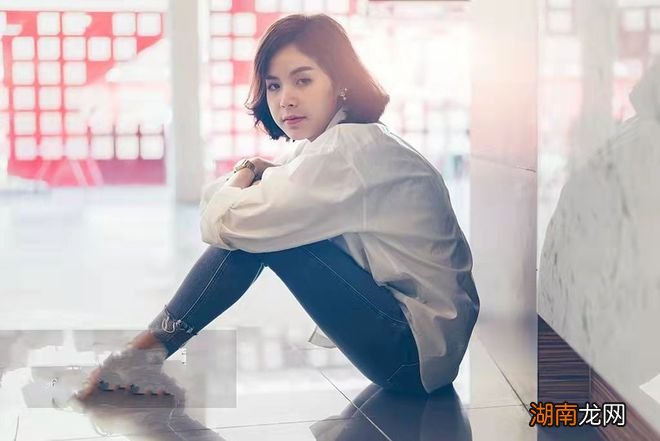 她为什么会得双相情感障碍呢?拥有和睦的家庭和关爱她的父母