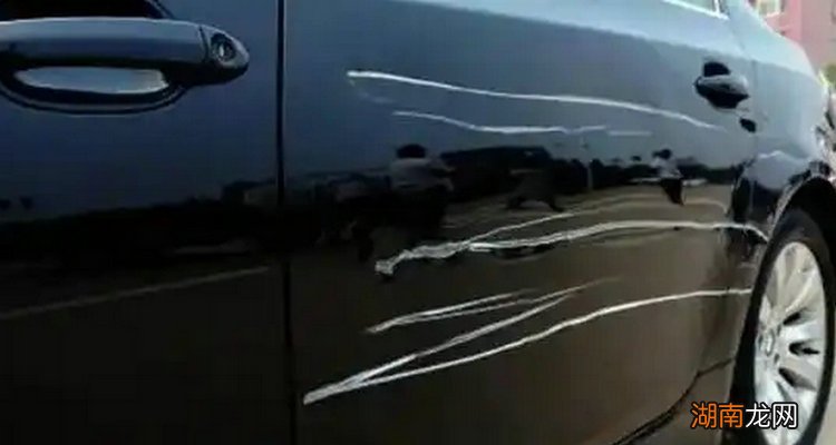 黑车被蹭留下白色划痕怎么办