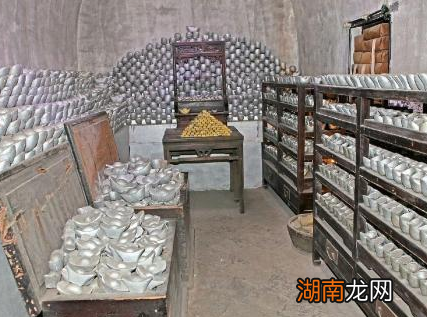 穷亲戚去投靠和珅 和珅为什么让他们晒银子