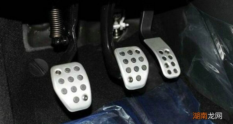 离合踩着有声音正常吗