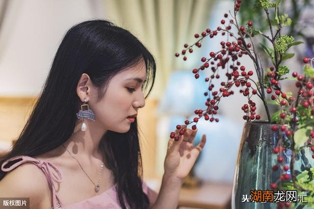 步入中年的女人经常有这几种行为的男人该注意一下了