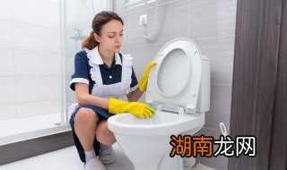 毛巾冲到马桶里怎么办 毛巾冲到马桶里的解决方法