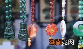 怎么看翡翠原石的种老不老，翡翠原石怎样看种